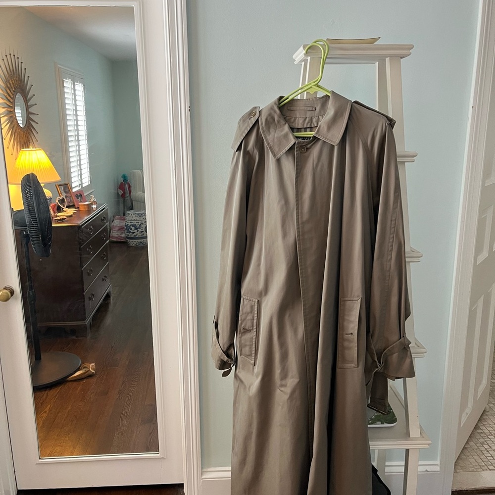 Iconic Burberry Kensington Heritage long trench coat